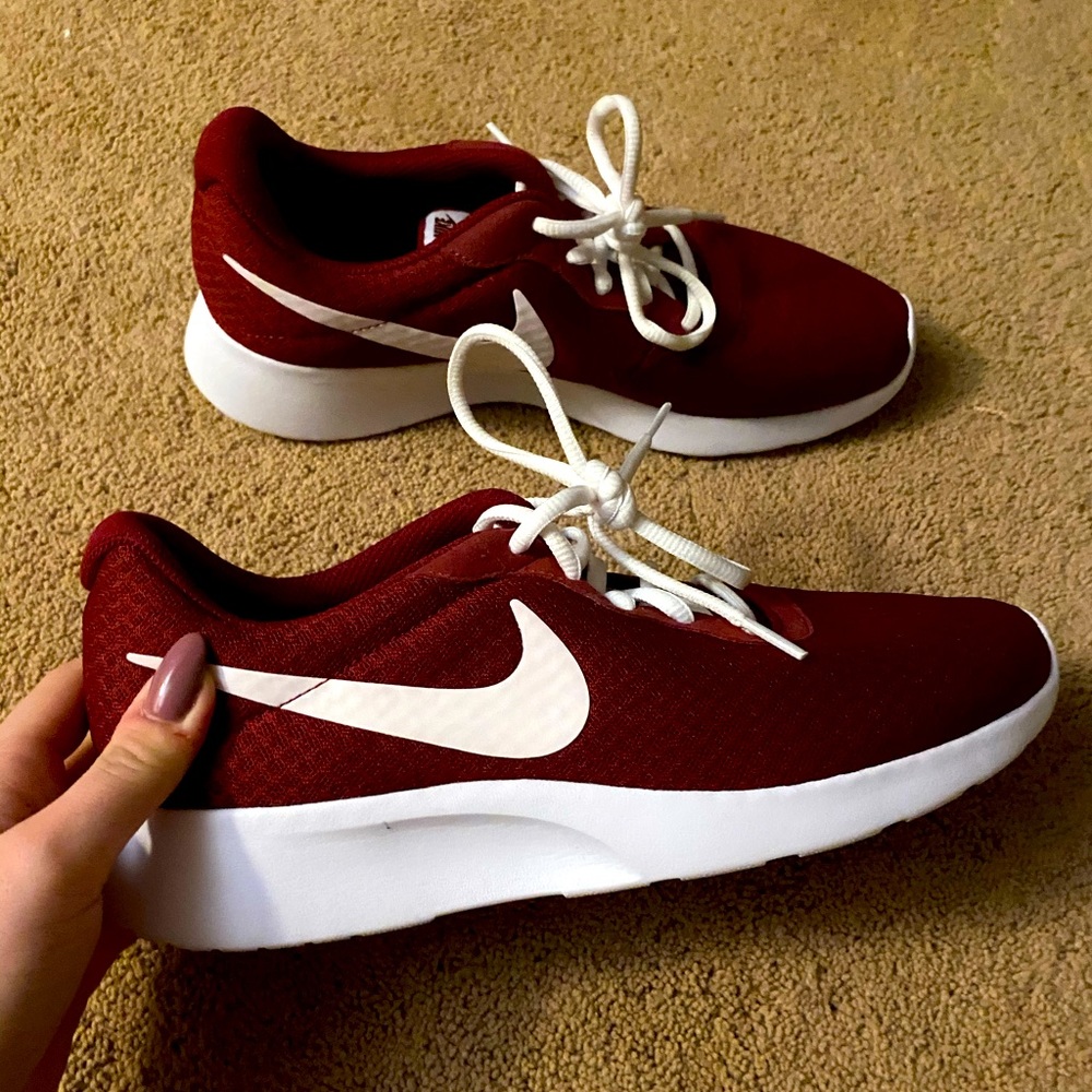 Burgundy Nike Tanjun
